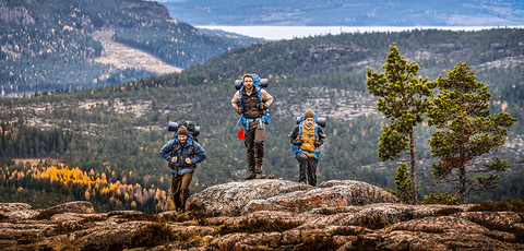 Tre personer ute på tur i fjellet