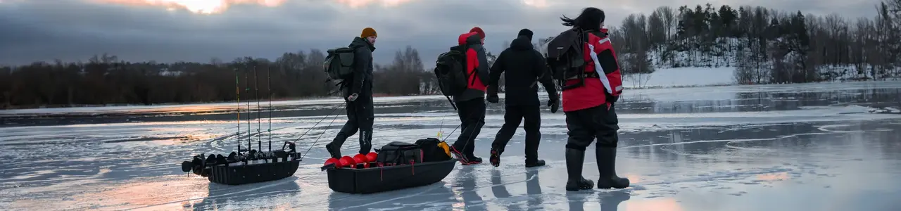 Isfisketur med pulk og isbor