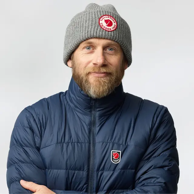 Fjällräven 1960 Logo Hat Dark Navy Robust strikkelue i lammeull 